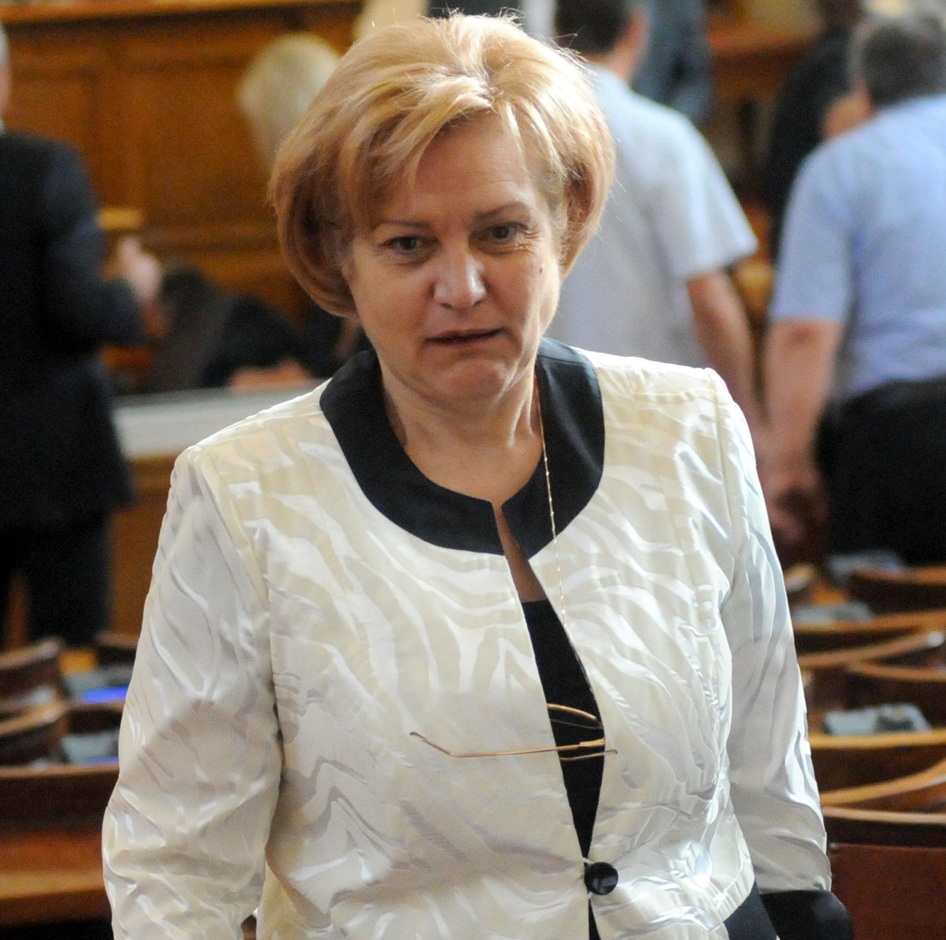 Менда Стоянова оспорва Чобанов за бюджета 
