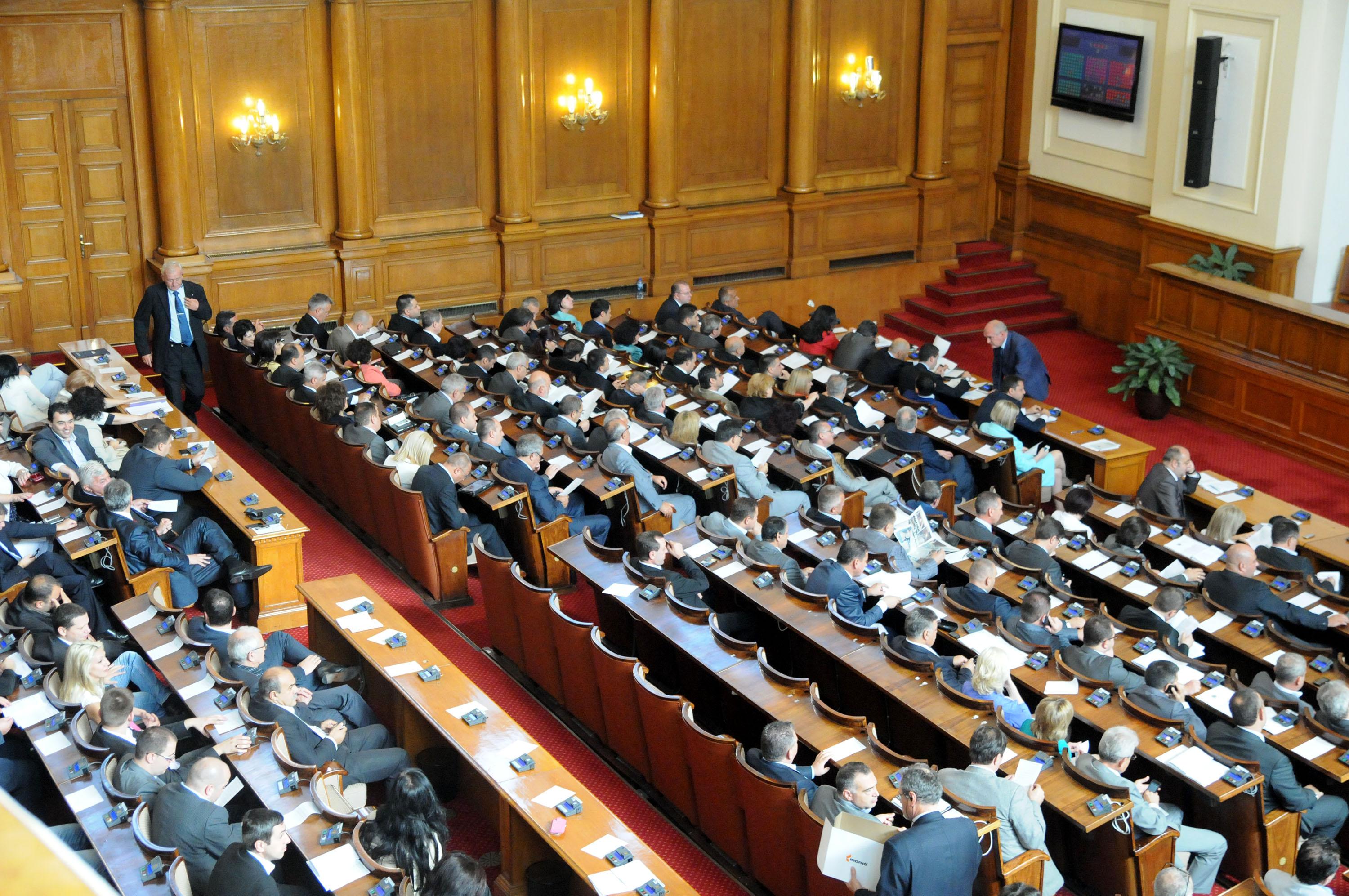 Парламентът взе главата на шефа на НЗОК!
