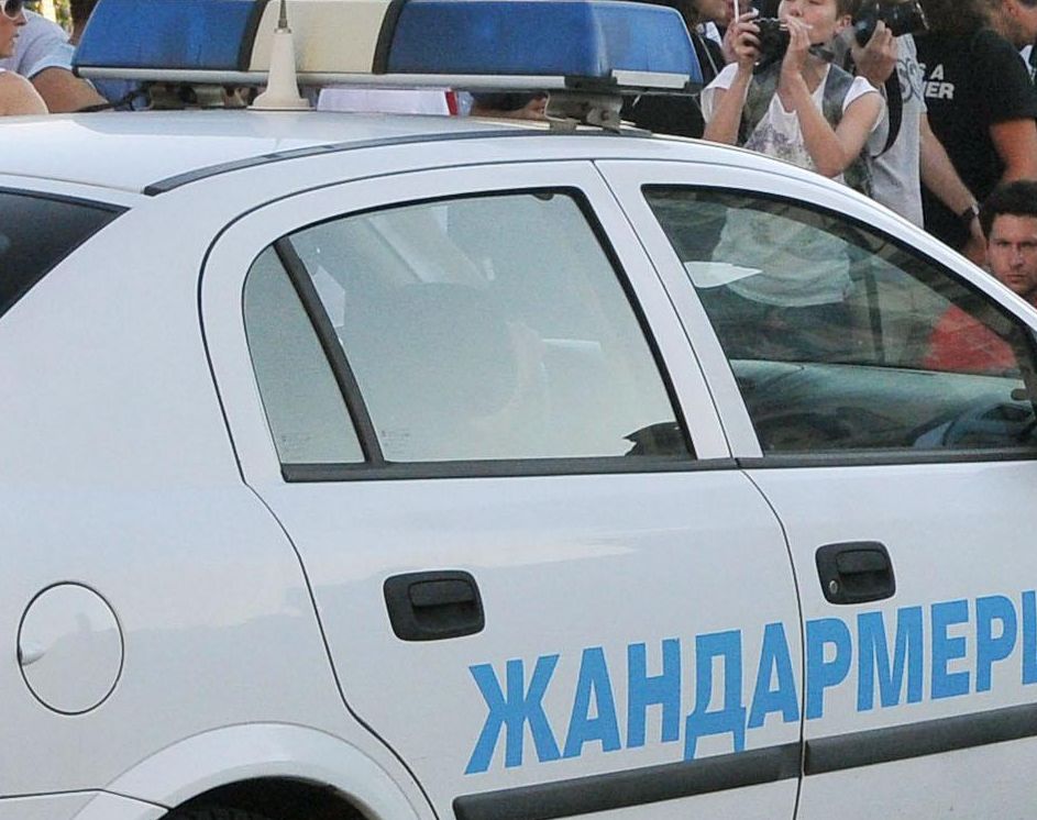 Шофьор без книжка бута 11 лева подкуп на ченгета