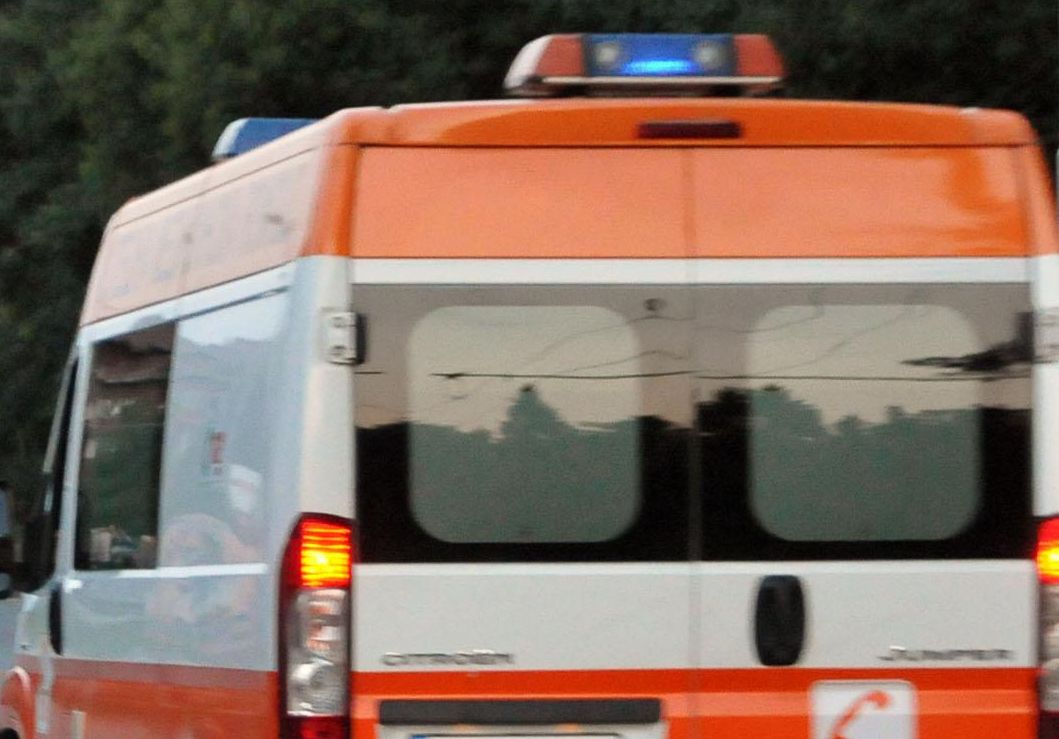 Тийнейджър заби мерцедеса си в мантинела и загина