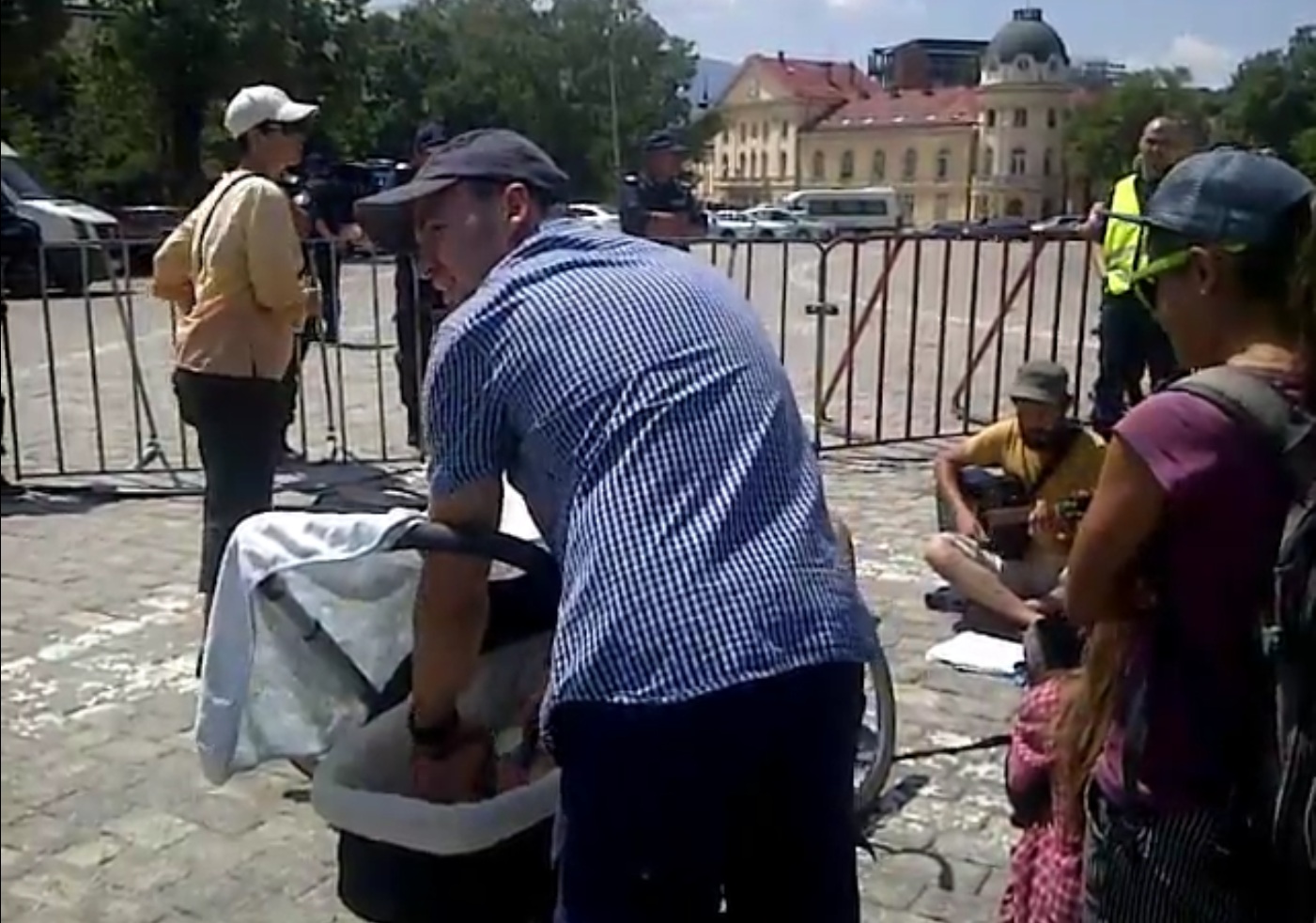 БЛИЦ TV: Ивайло Захариев протестира с бебе в ръце