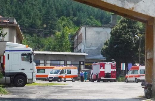 Откриха каската на единия затрупан миньор