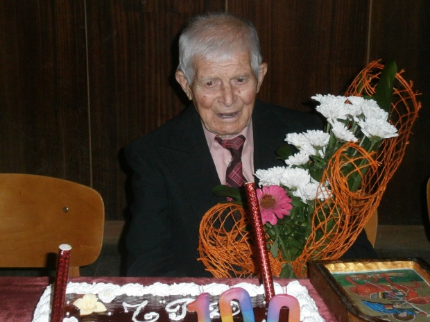 Дядо на 100 години се грижи сам за болната си баба 