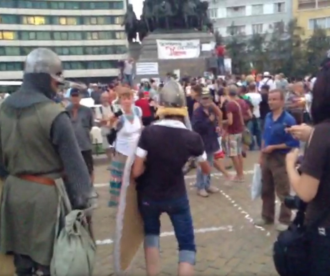 Протестиращите замълчаха за минута в памет на миньорите