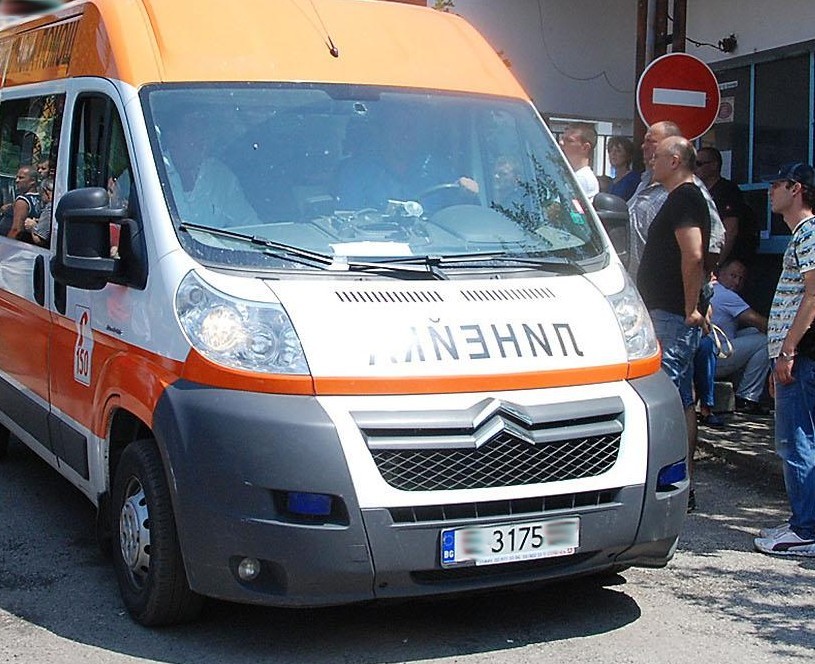 Проблемен мъж заби пирон в главата си пред очите на полицаи