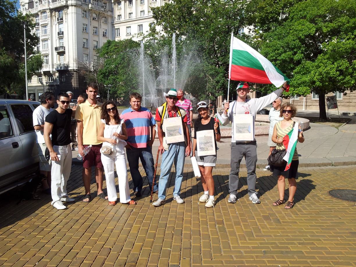 Участник в Сървайвър повежда протест пеша до морето