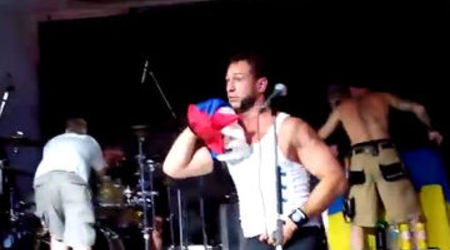 Казаци нападнаха Bloodhound Gang заради гавра с руския флаг (ВИДЕО)
