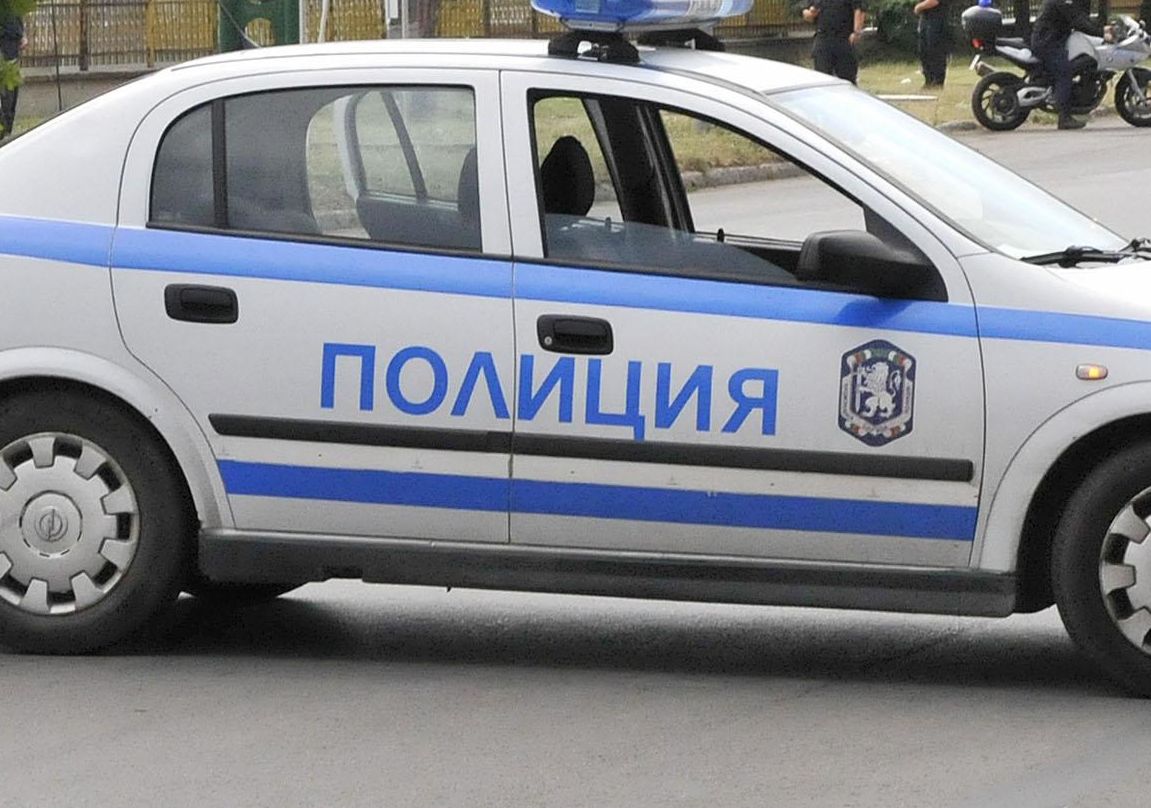 Перничанин млати с брадва приятеля си по чашка 