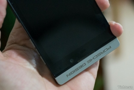 Показаха BlackBerry Porsche Design P9982 – премиум версия