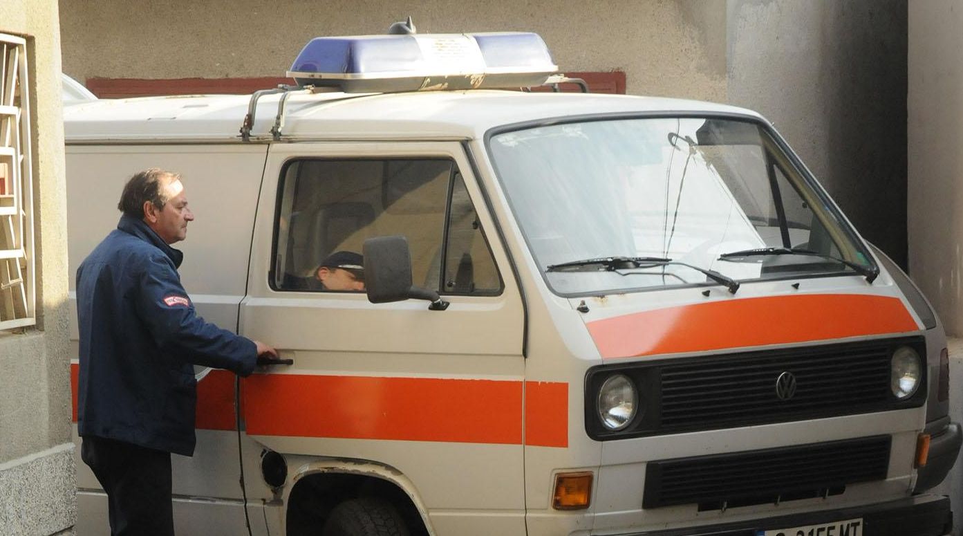 В семейна свада мъж се поряза на счупен компютър и колабира