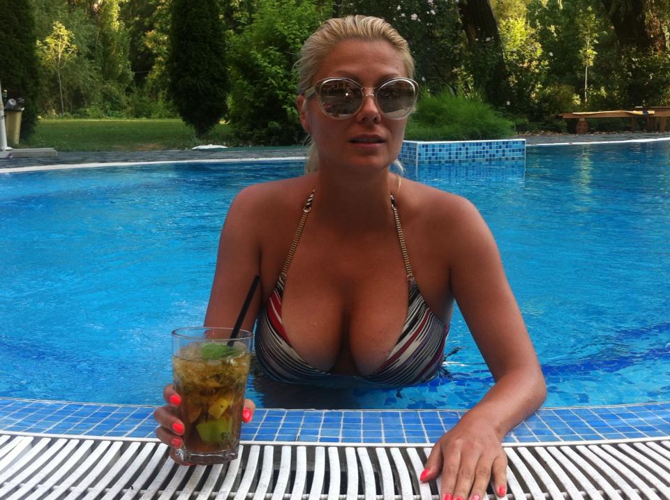 Венета Райкова не спира да показва бухнала гръд