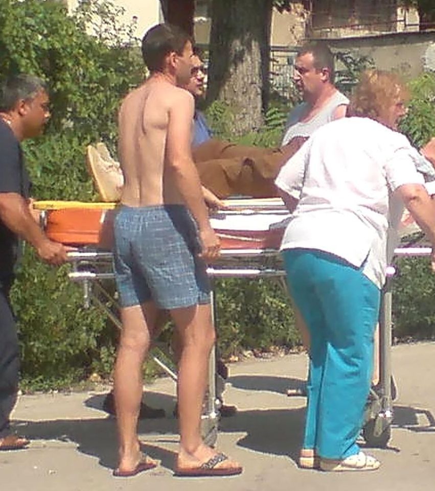Мъж бере душа, паднал от покрив 