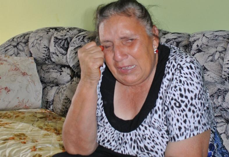 Сляпа жена се бие с помияри за подхвърлен салам
