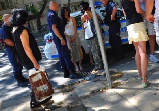 Екшън във Варна: Циганки обират германци, граждани ги арестуват