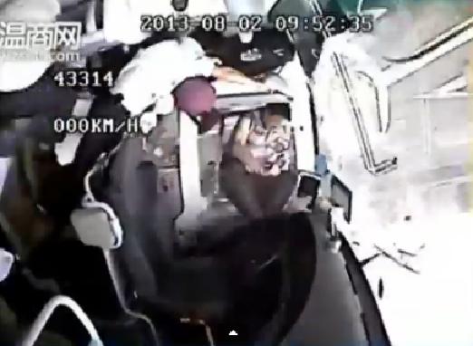 Вижте как шофьор излита от автобуса си в ужасна катастрофа! (ВИДЕО)