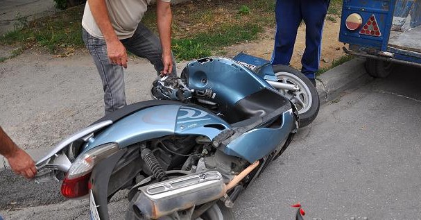 Моторист се натресе в автомобил, потроши глава и гръден кош