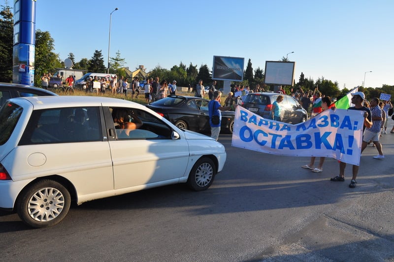 Варненци за блокадата на пътя: Говеда! (СНИМКИ)