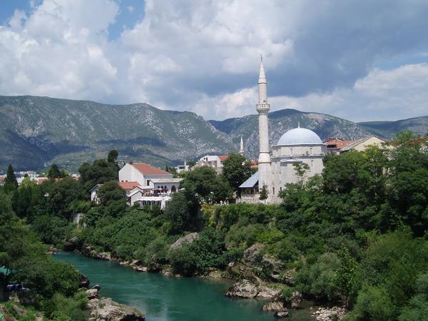  Сигнали за бомба получиха училища и в други балкански държави 