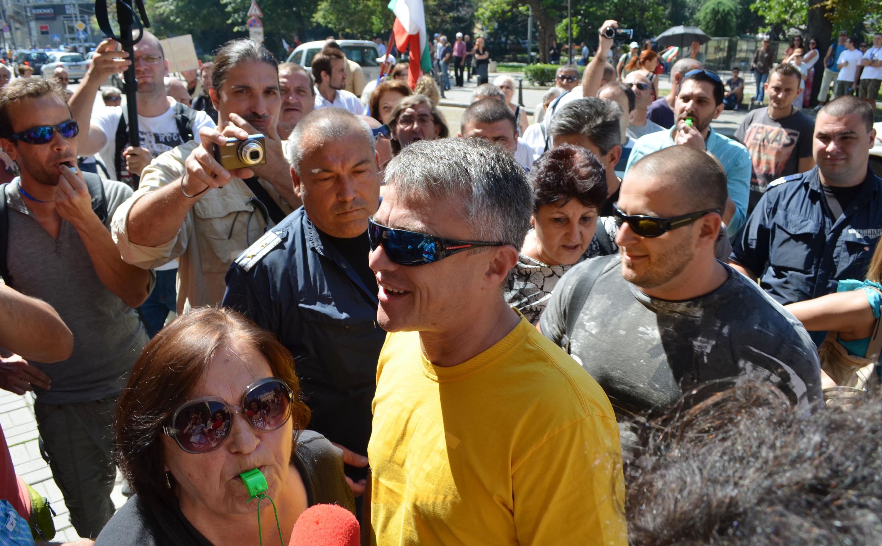 Изхвърлиха с полиция Бисер Петното от пресконференцията на "Протестна мрежа" 