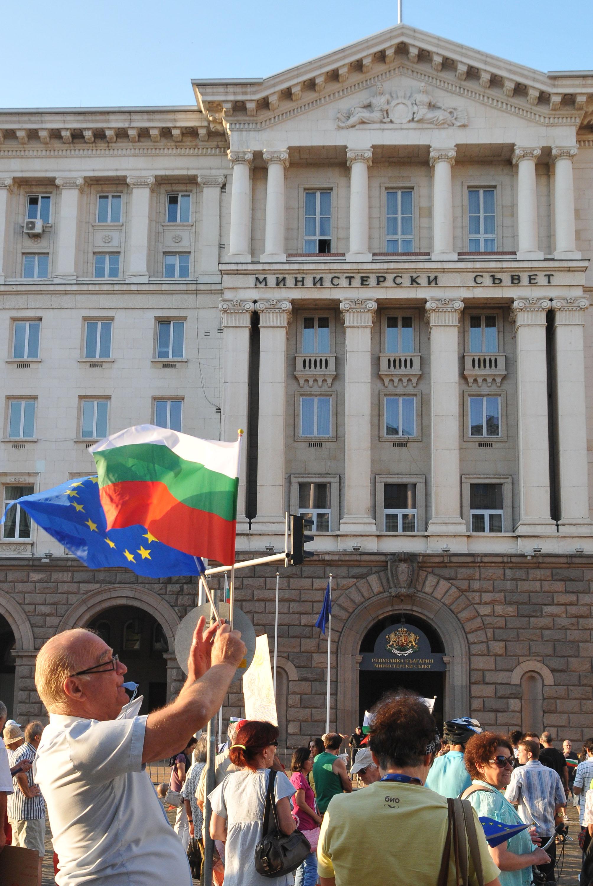 70 протестиращи кръстосват между Министерски съвет и президентството 