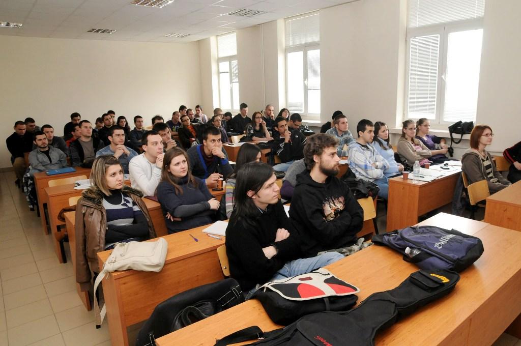 Младите висшисти с по-ниски заплати