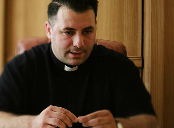 Отец Димитър сгащи крадец на църкви с белязани пари 