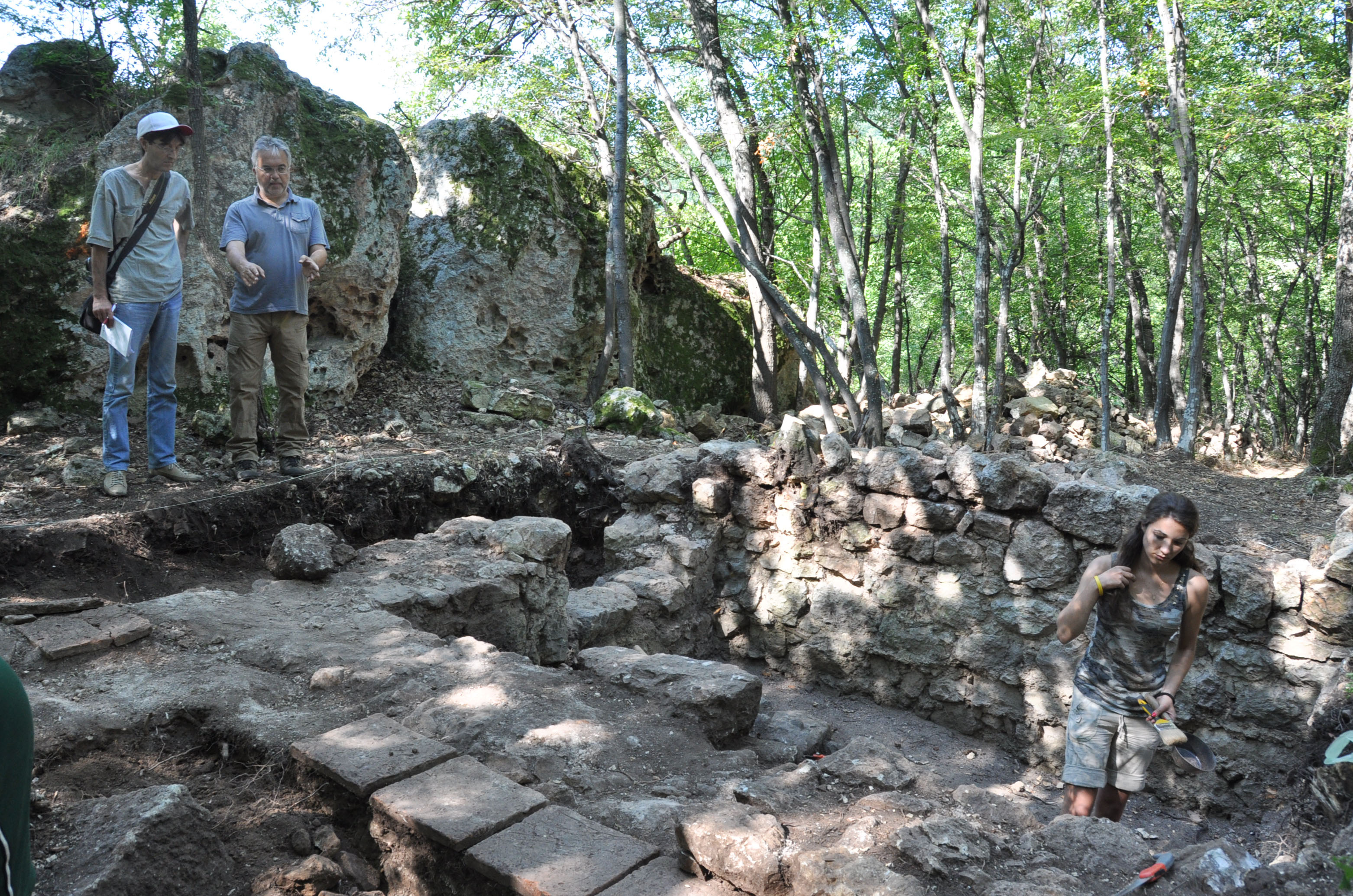 Археолози ровят 30-вековна история в Глухите камъни (СНИМКИ)