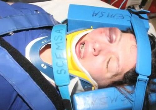 Шокиращи кадри: Полицай хвана майка да краде от магазин и я спука от бой