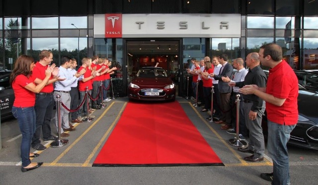 Първите електрически седани на Tesla вече са в Европа
