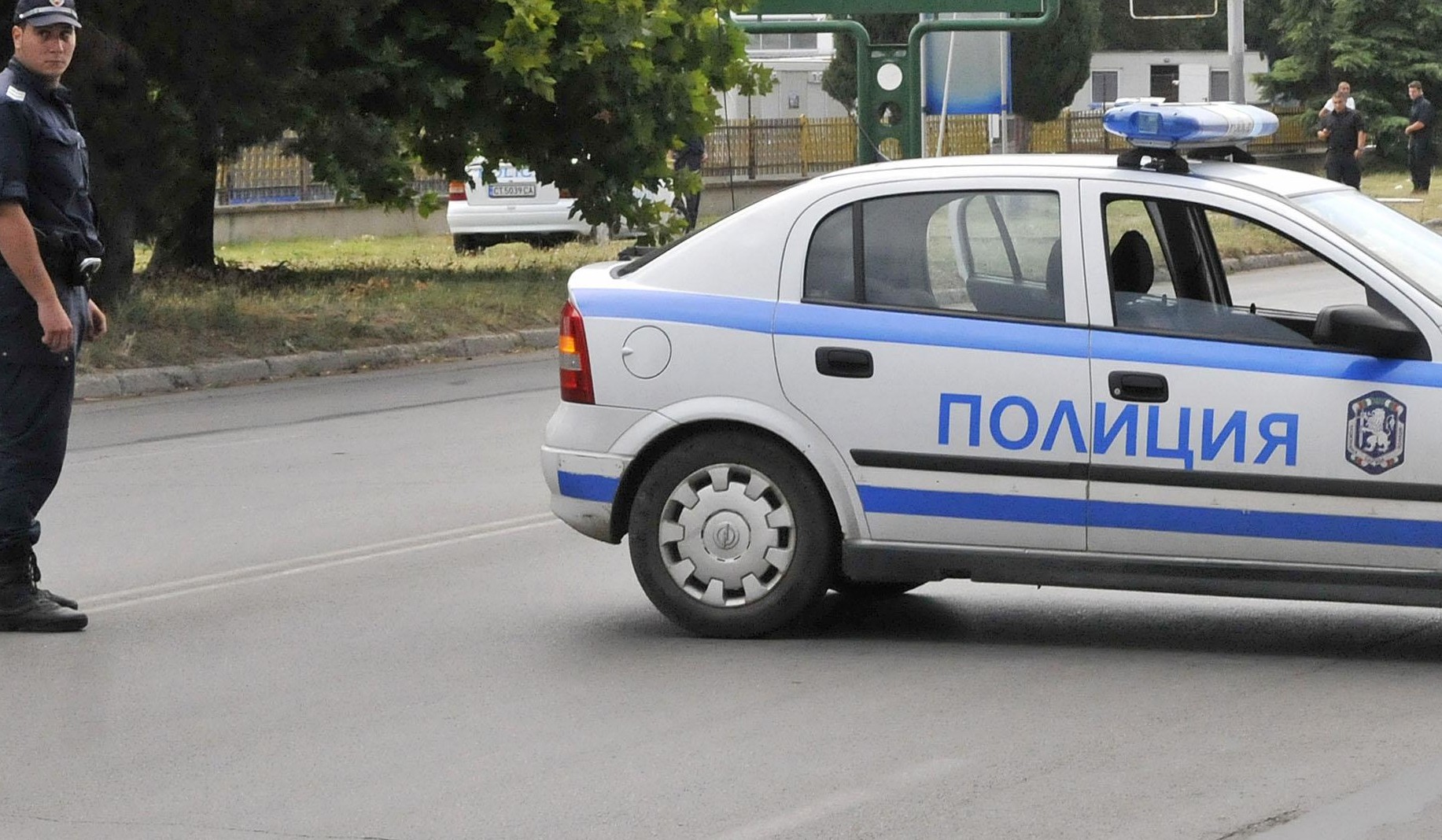 Побеснял престъпник скъса тениската на полицаи 