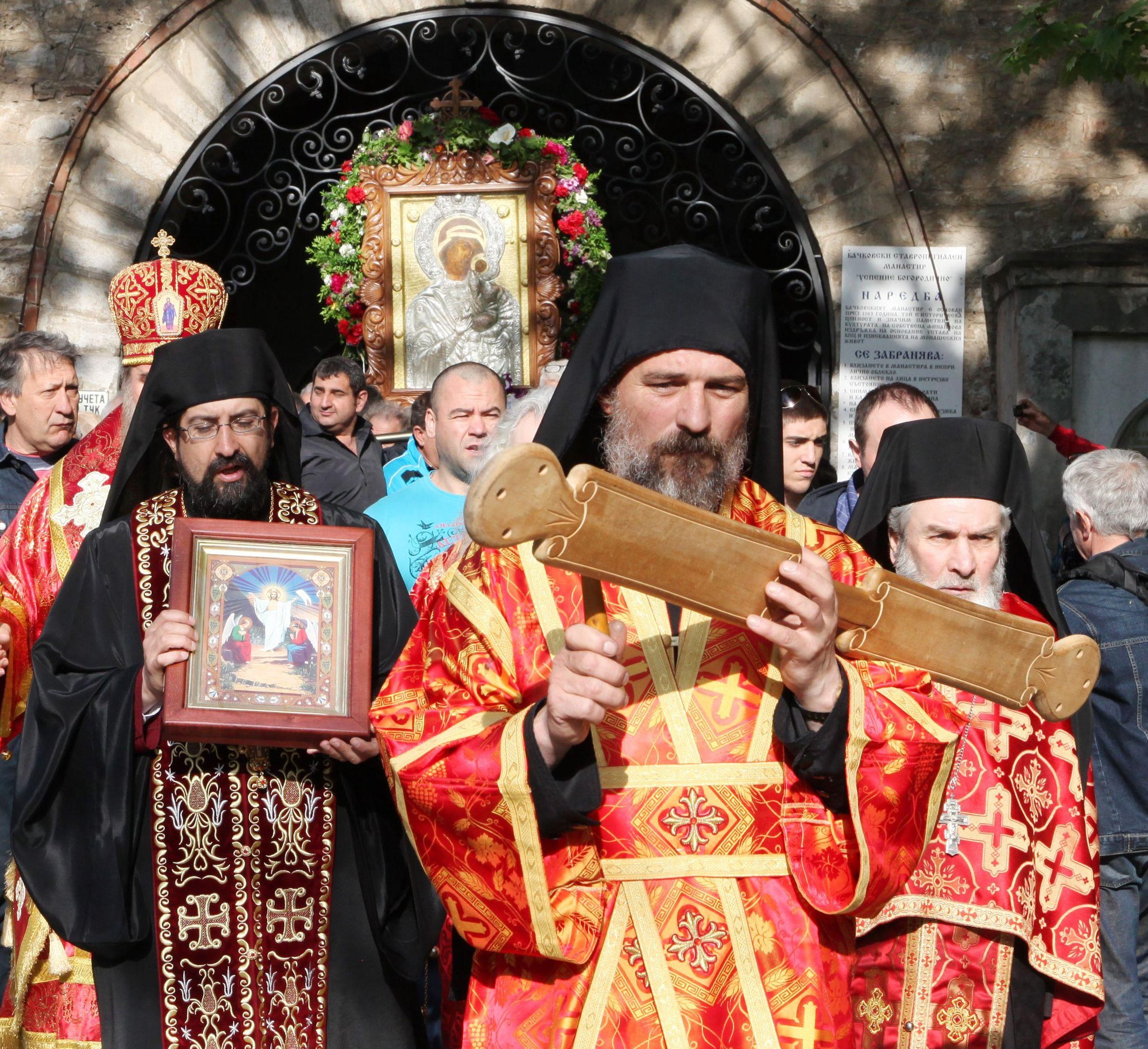 1 тон светена вода в Бачковския манастир за Богородица