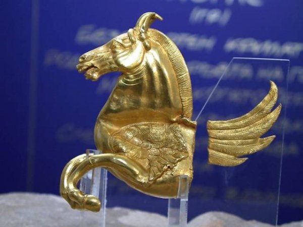 Трактористи срязали златния пегас от Абритус за пепелник