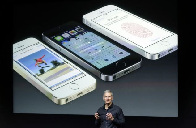 Apple изуми света едновременно с два iPhone-а (ВИДЕО)