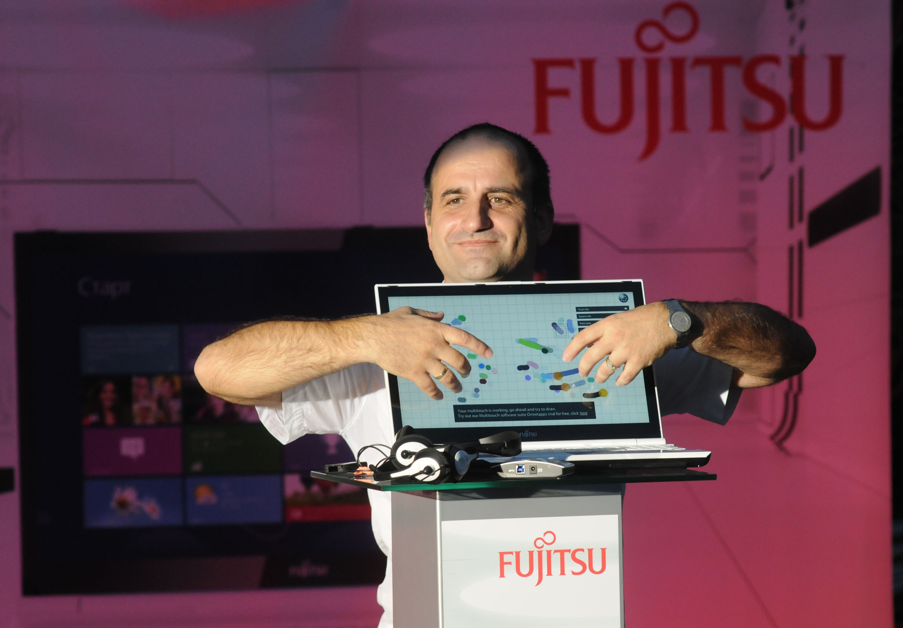 Fujitsu представи първият бял мултитъч 15.6 '' лаптоп - модел Lifebook AH562 на стилно парти 