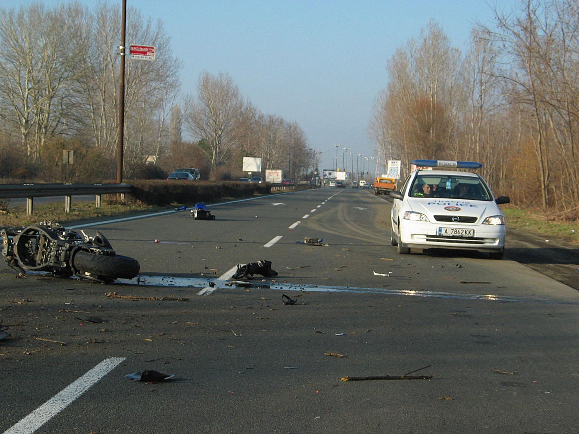 Моторист се заби в дърво и загина край Медковец 