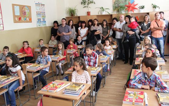 Школата наказват за скъсани дънки и минижуп в клас 