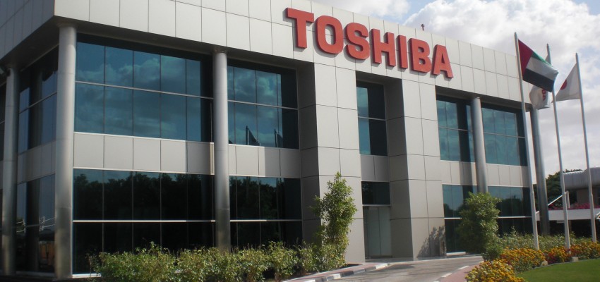 Toshiba закрива два завода
