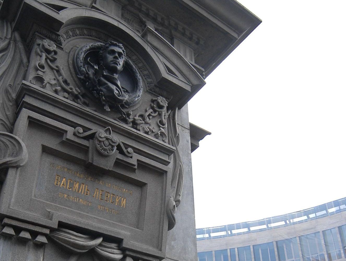 Нагли вандали изнасят на части паметника на Апостола в София 