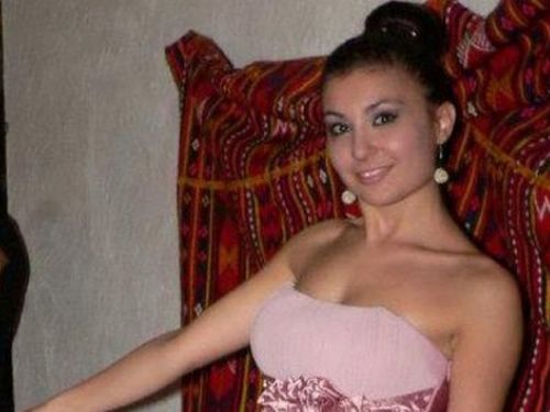 Камери заснели лицето на алжиреца докато ръгал студентката Вики