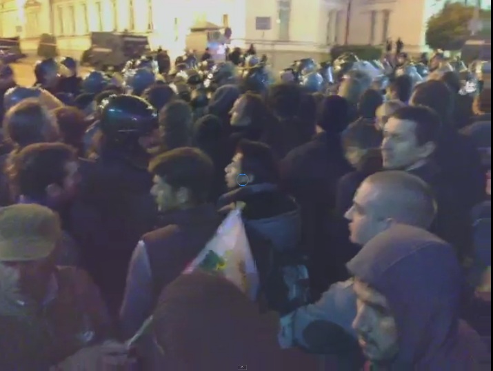 Полицаи свалят каски и щитове