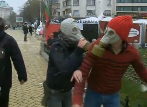 Студенти с противогази играха на гоненица пред Народното събрание 