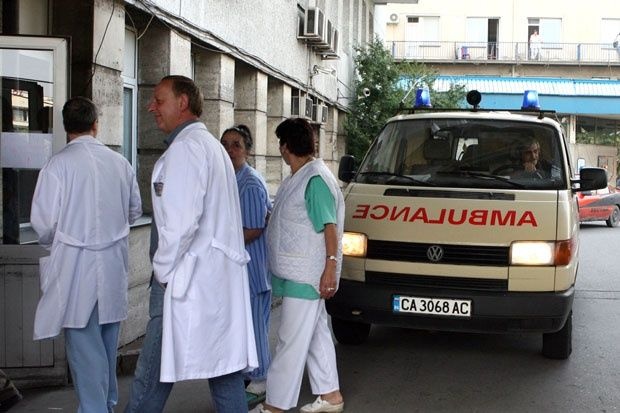 Нападнатата от чужденец продавачка със съмнения за счупена срамна кост