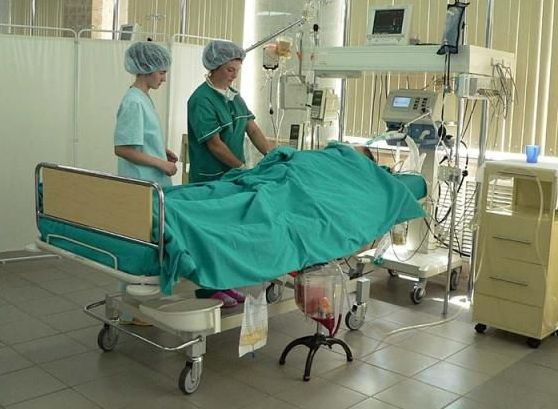 13-годишна в реанимация, препила с "коктейл" от вино и ракия