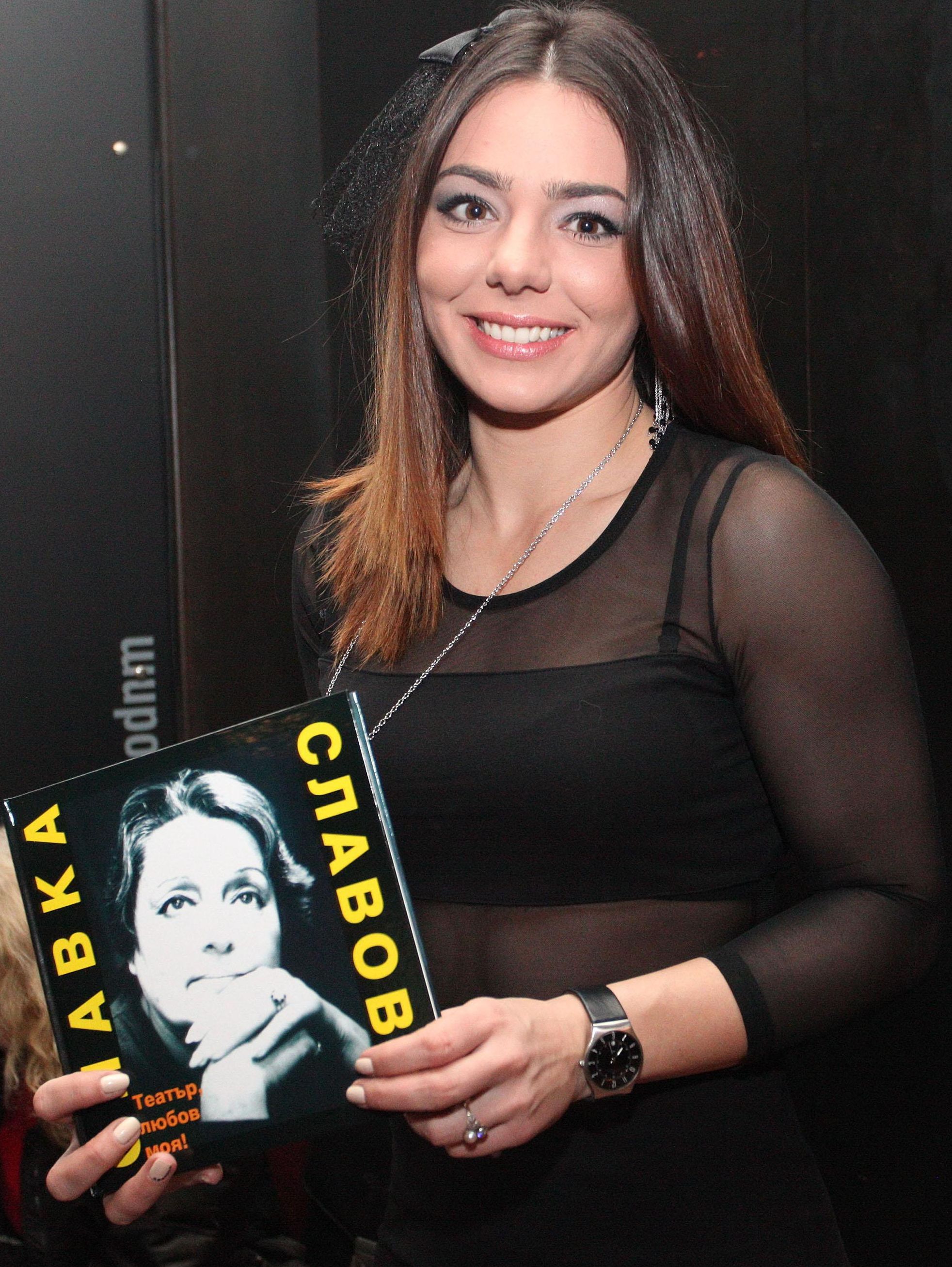 Карина Караньотова написа книга за баба си Славка Славова (СНИМКИ)