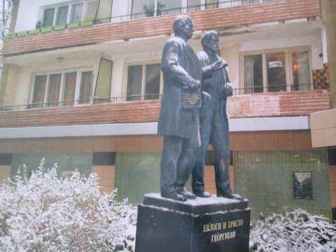 Пияни войници в Карлово препикаха паметника на братята Евлоги и Христо Георгиеви