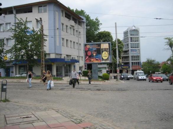 Само в БЛИЦ: "Баничарка" блъсна двама пешеходци и изчезна