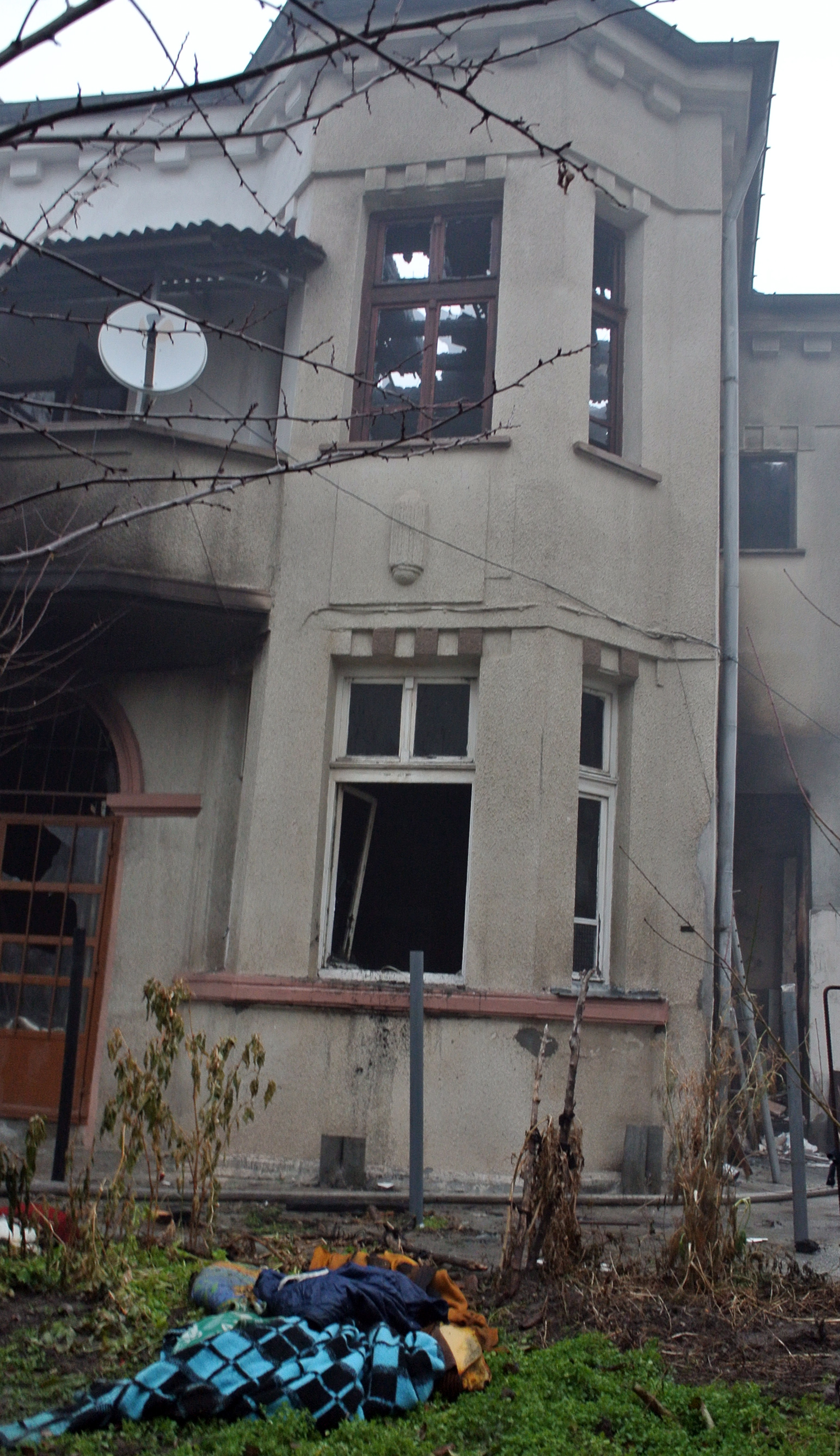 Само в БЛИЦ: Бивш треньор по борба горя в дома си, подозират зъл съсед (СНИМКИ)