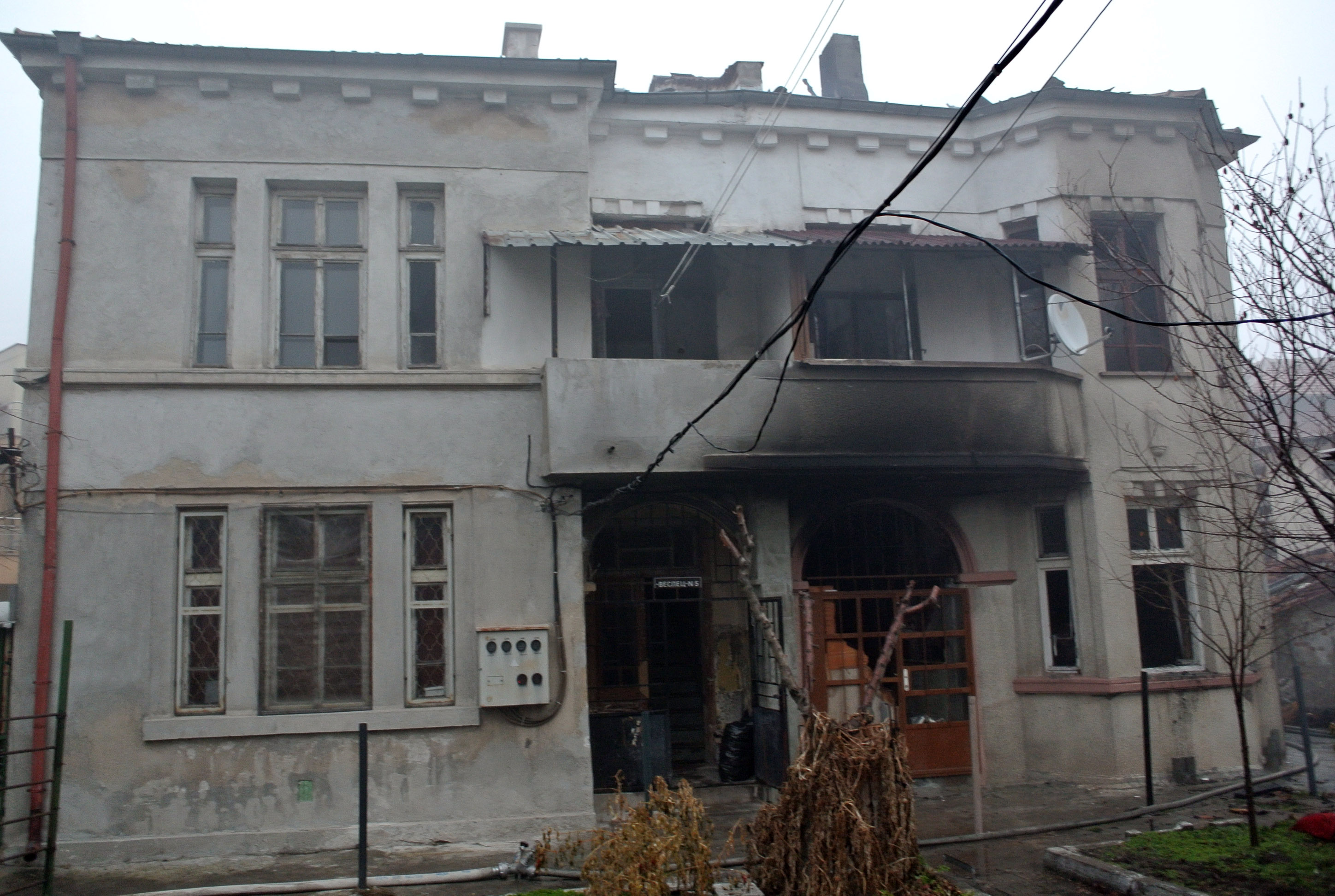 Само в БЛИЦ: Бивш треньор по борба горя в дома си, подозират зъл съсед (СНИМКИ)