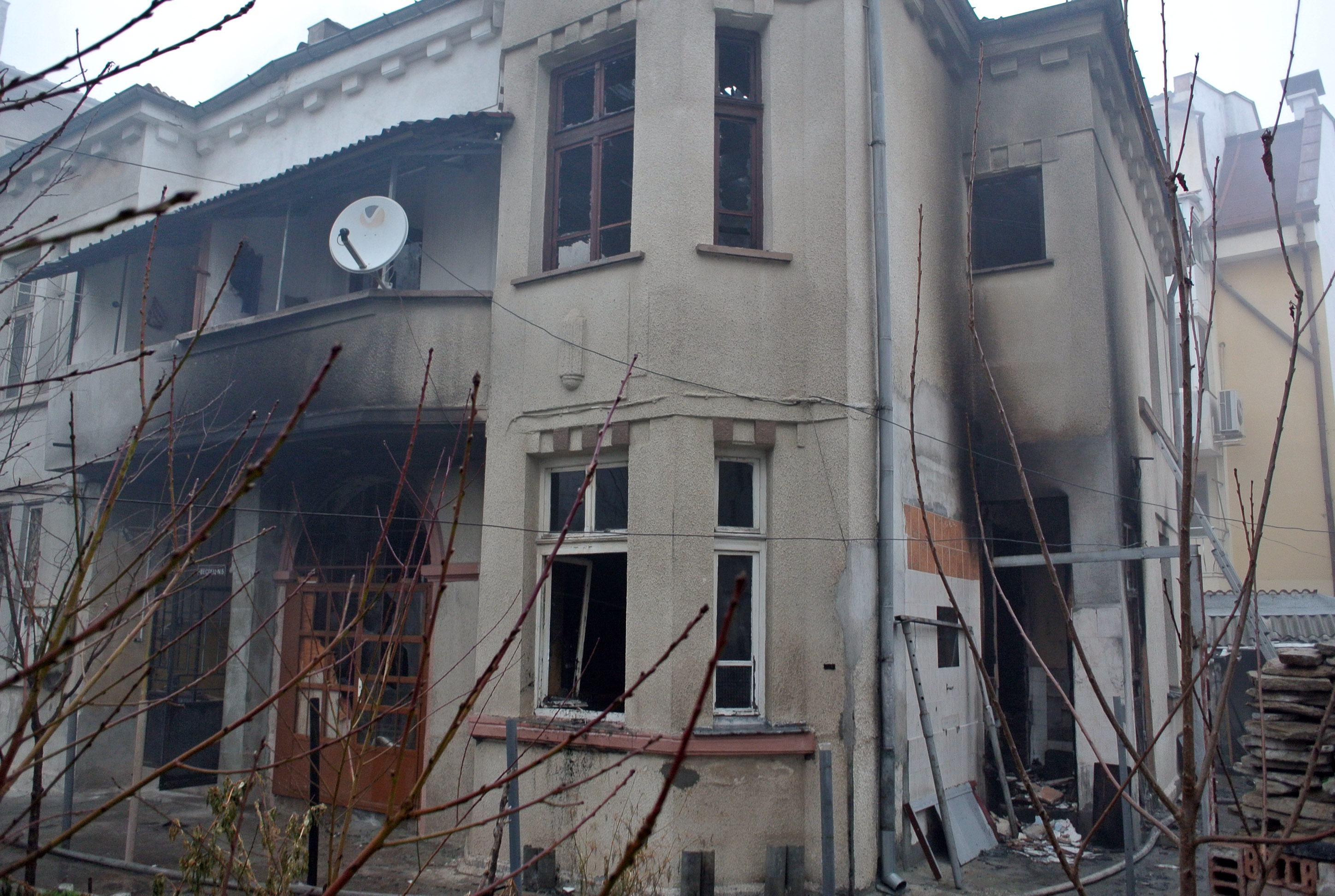 Само в БЛИЦ: Бивш треньор по борба горя в дома си, подозират зъл съсед (СНИМКИ)