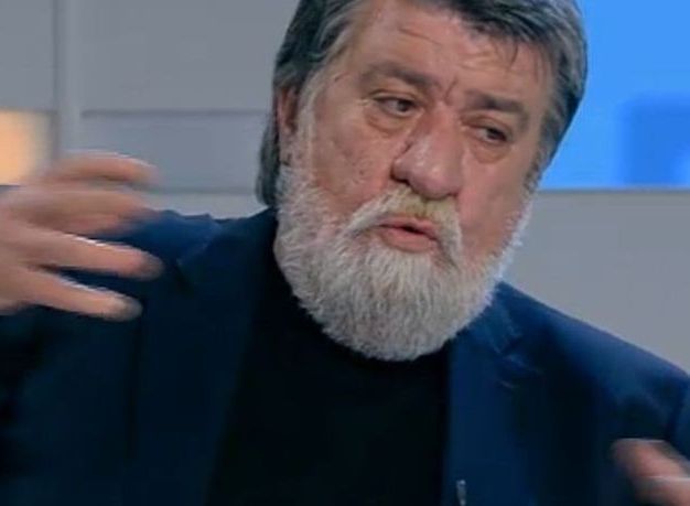 Комшийка следила Вежди Рашидов с бинокъл и фотоапарат